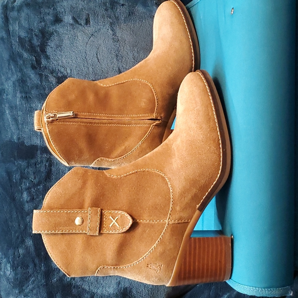 EUC Hush Puppies Chestnut tan suede ankle boots 6